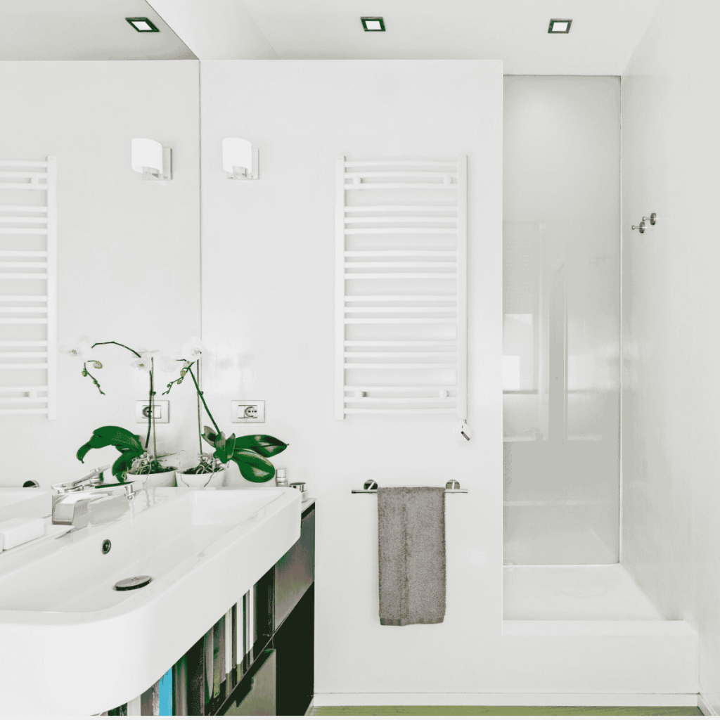 Grzejnik ENIX DT w kolorze białym w minimalistycznej łazience