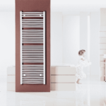 Grzejnik ENIX Dalis w białym kolorze w jasnej łazience