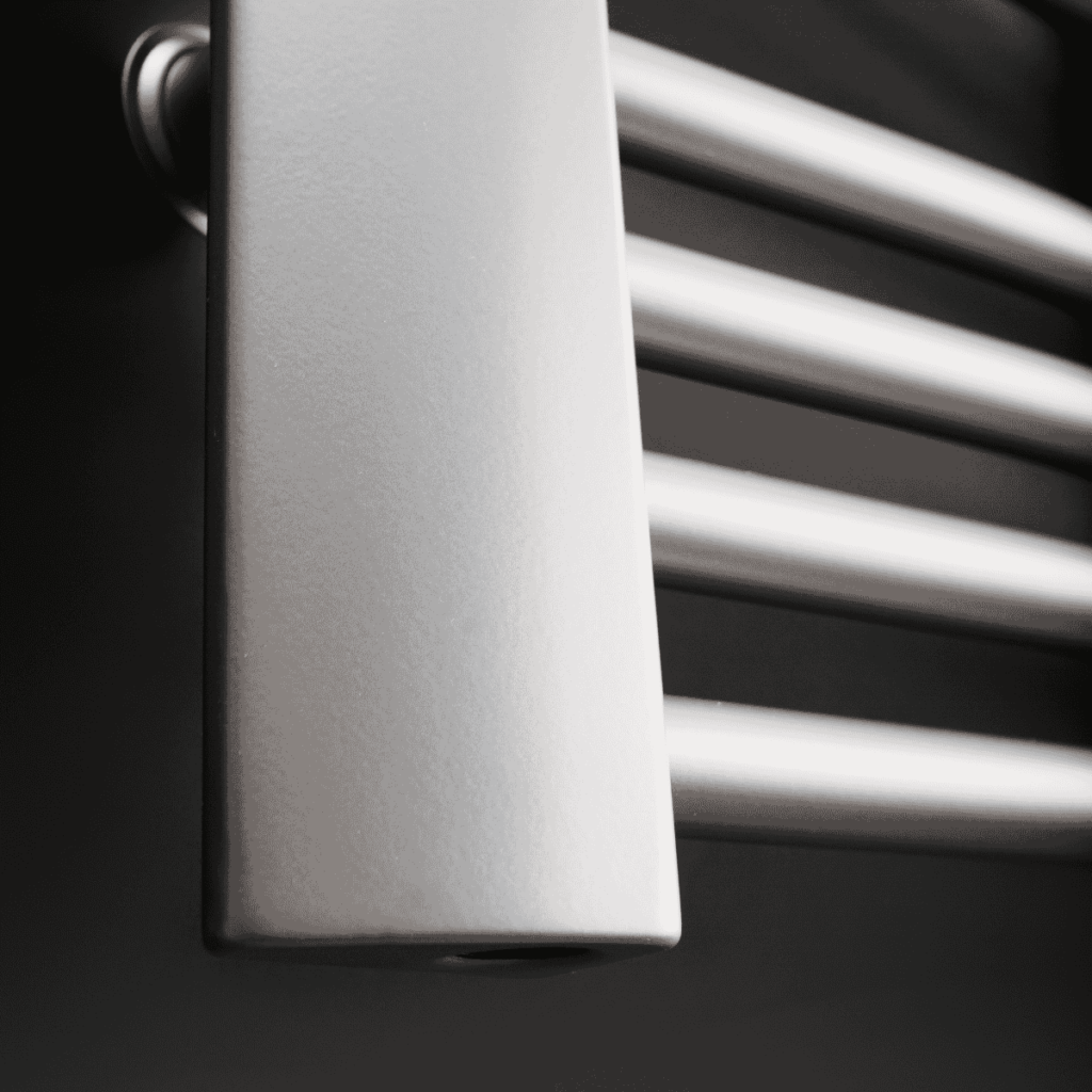 Grzejnik ENIX Focus w kolorze srebrnym - zbliżenie na detal