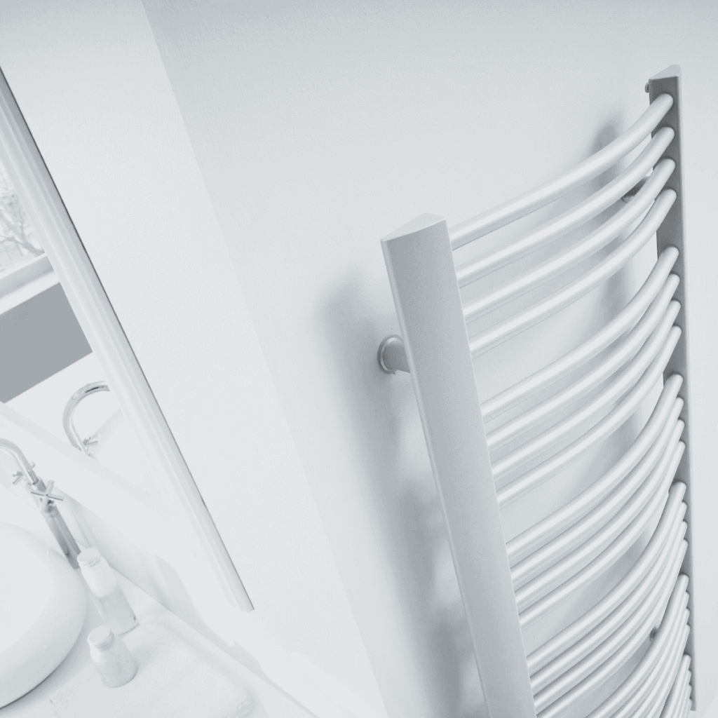 Grzejnik ENIX Focus w kolorze srebrnym na tle jasnej łazienki