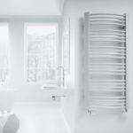 Grzejnik ENIX Focus w srebrnym kolorze w jasnej łazience