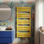 Grzejnik ENIX Lamelo LMX ze środkowym podłączeniem w odważnym żółtym kolorze w kolorowej łazience