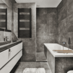 Grzejnik ENIX Loko w kolorze czarnym w nowoczesnej łazience