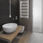 Grzejnik ENIX PT w kolorze białym w nowoczesnej łazience