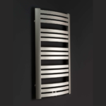 Grzejnik Quattro QX z podłączeniem środkowym w kolorze srebrnym na ciemnym tle