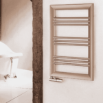 Dekoracyjny grzejnik ENIX Rama w kolorze bronze w rustykalnej łazience