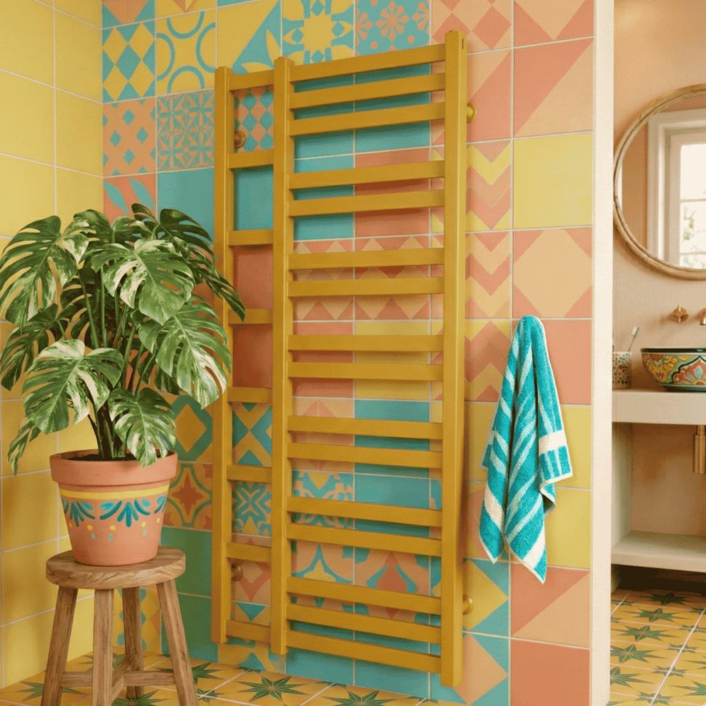 Oryginalny grzejnik ENIX Tales kolorze ż&oacute;łtym w łazience w stylu śr&oacute;dziemnomorskim