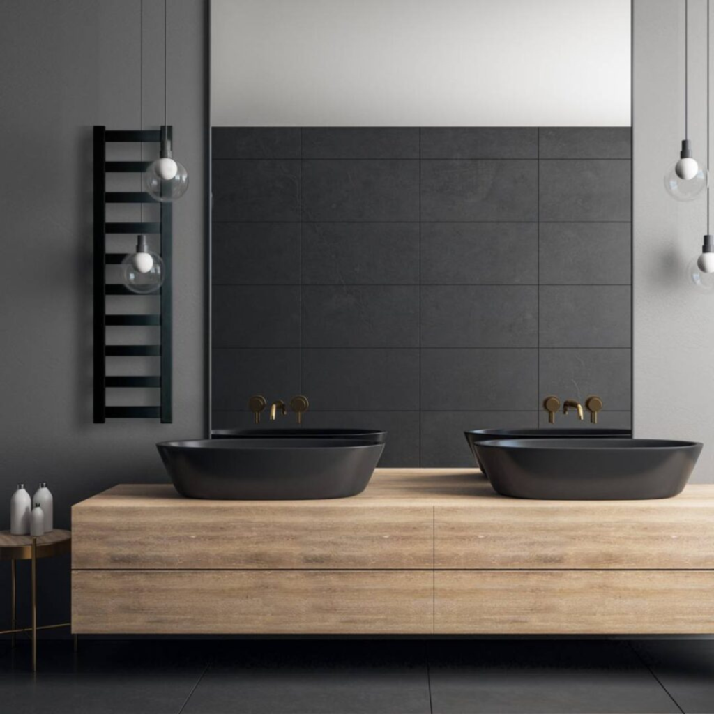 Wąski grzejnik łazienkowy ENIX Ginger w kolorze czarnym w łazience w stylu nowoczesnym