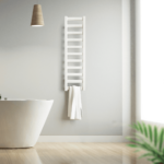 Wąski grzejnik łazienkowy ENIX Ginger w kolorze białym w łazience w stylu skandynawskim