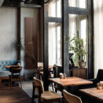 Grzejnik dekoracyjny Santos w brązowym kolorze, aranżacja kawiarni. Bestseller ENIX.